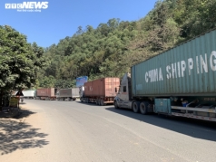 container hang hoa un tac o cua khau lang son tai xe va vat cho doi